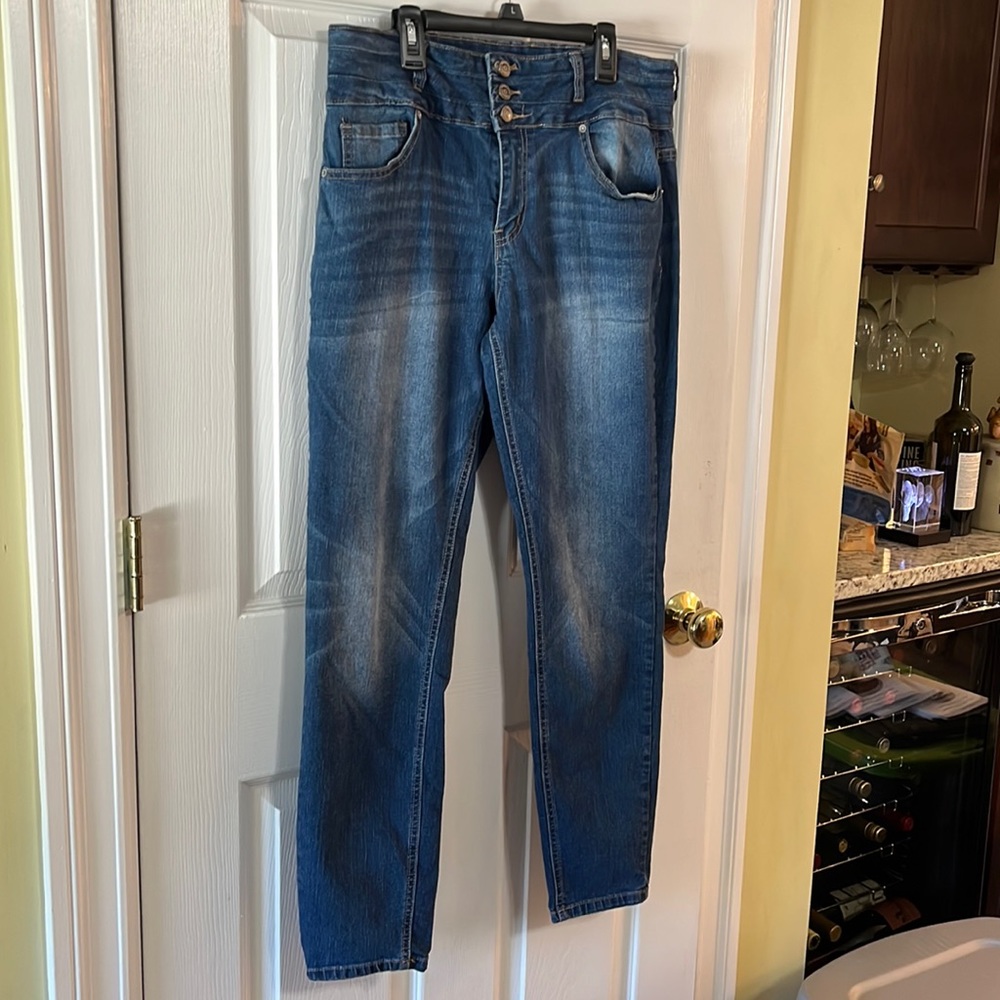 Simple 3 button hole jeans. Nice and stretchy. Worn once, no defects.